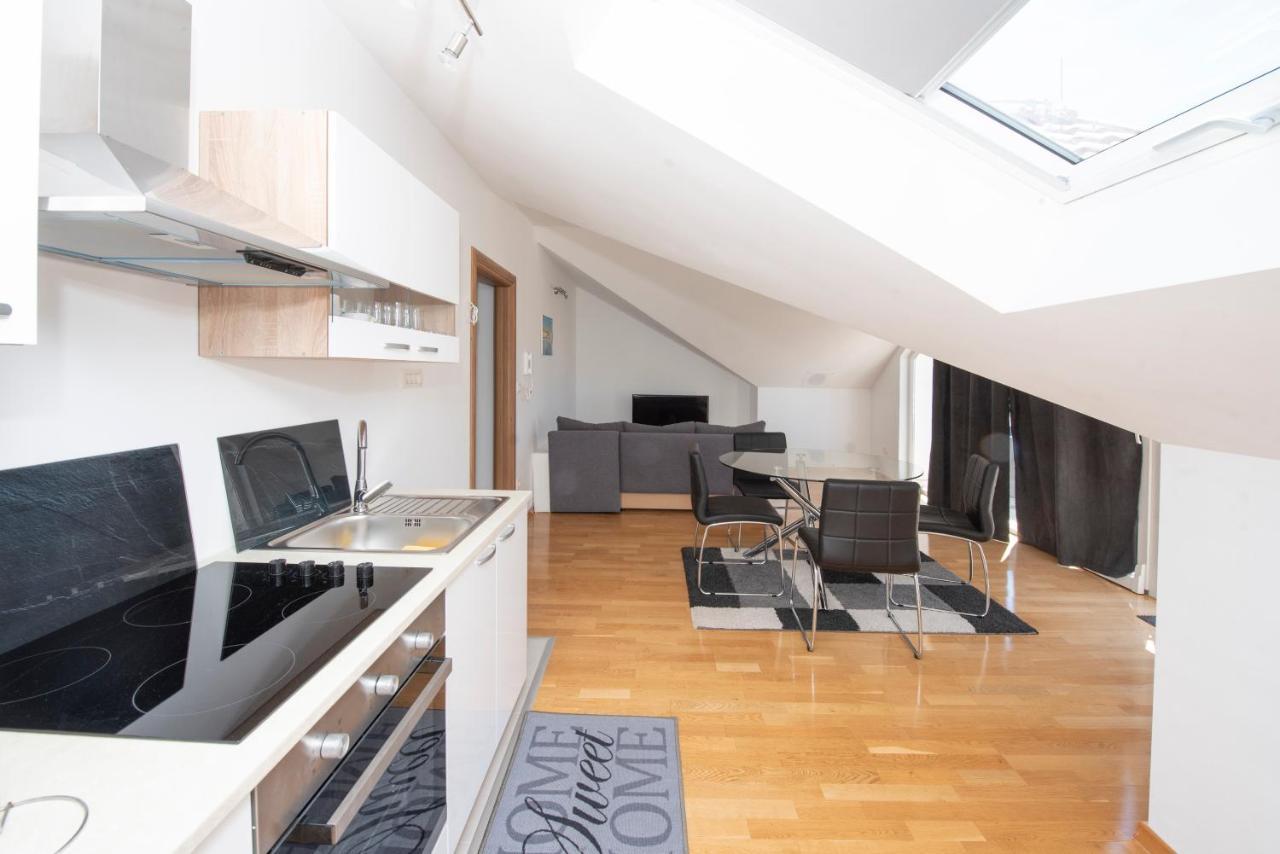 Sunny Attic Apartment With Balcony & Modern City Apartment With Outdoor Area, No Balcony Trogir Exterior foto
