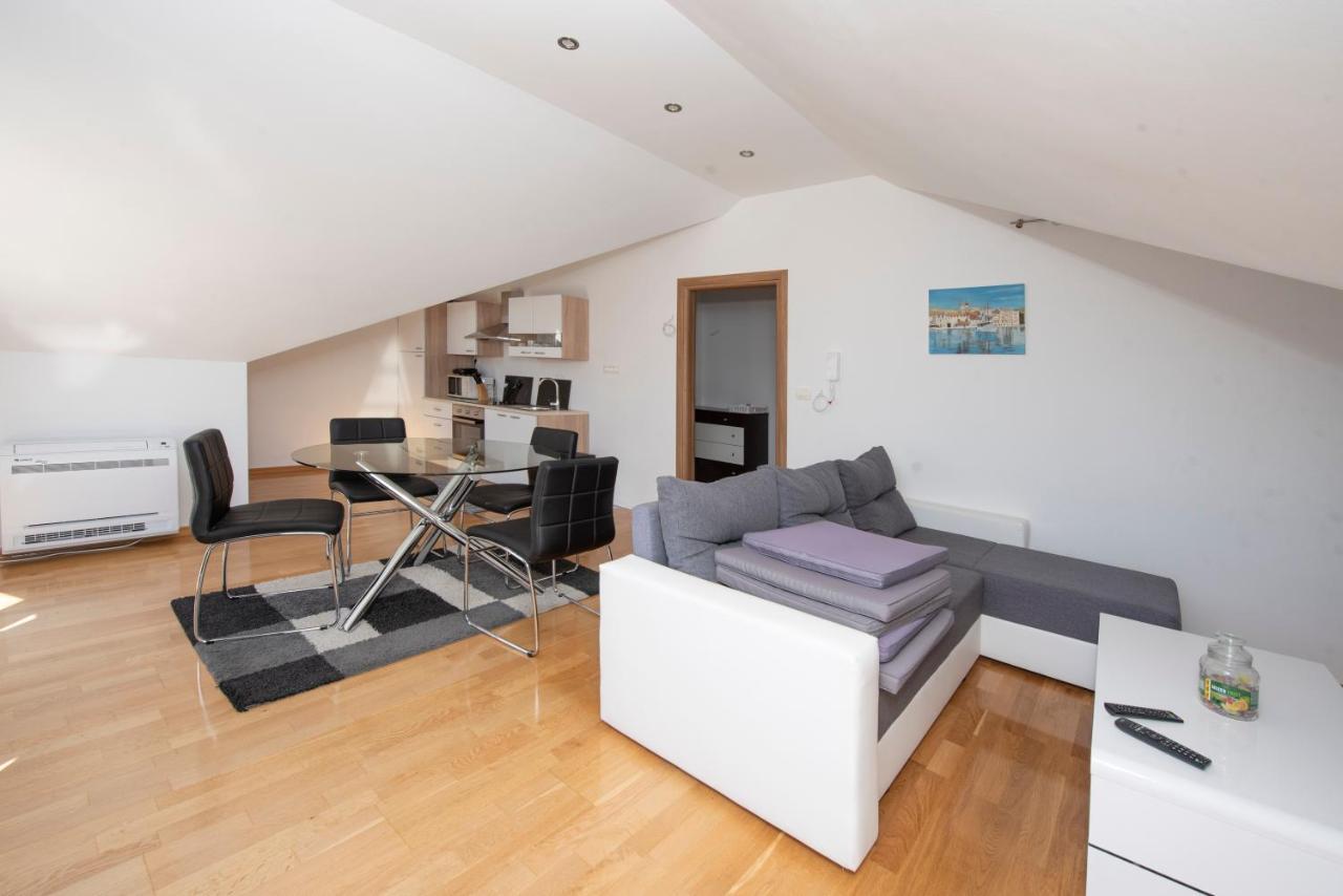 Sunny Attic Apartment With Balcony & Modern City Apartment With Outdoor Area, No Balcony Trogir Exterior foto
